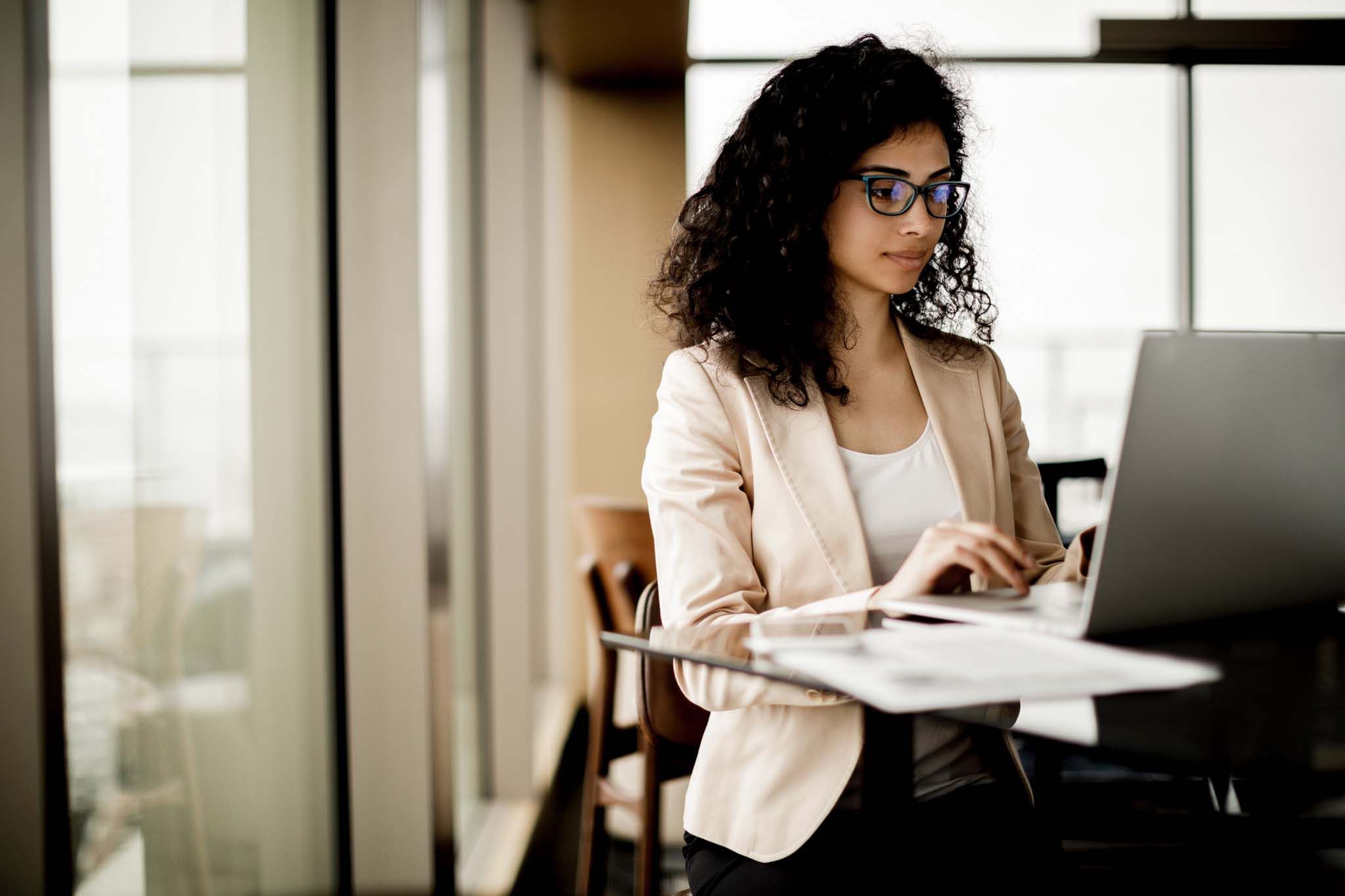 Businesswoman working on laptop in a coffee shop